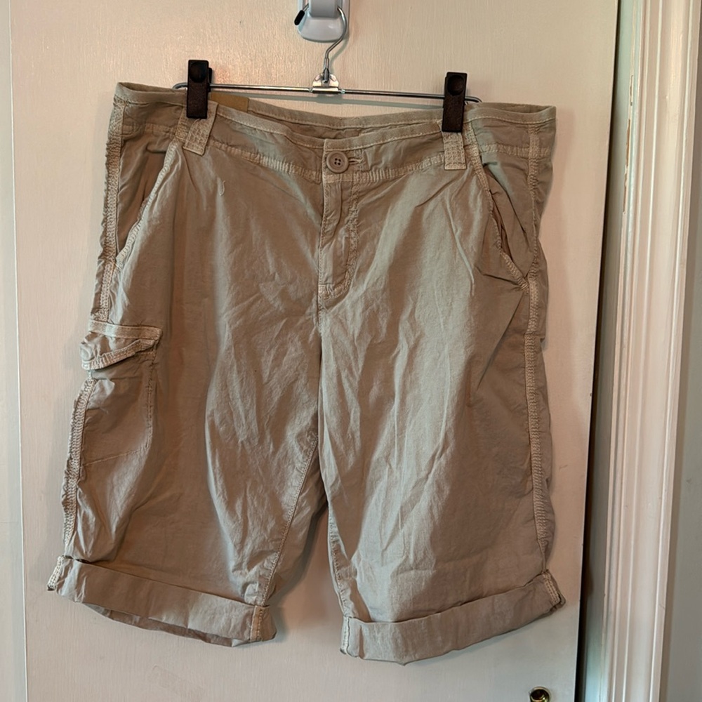 NWT DKNY Size 14 Outdoor Casual Bermuda Walking Shorts 98% copying 2% spandex